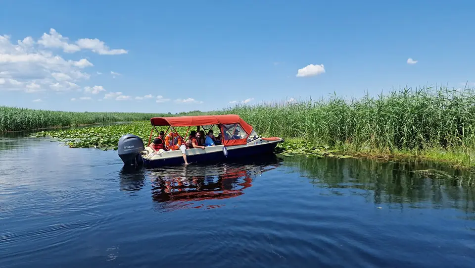 Excursie cu barca pe canalele Deltei Dunării
