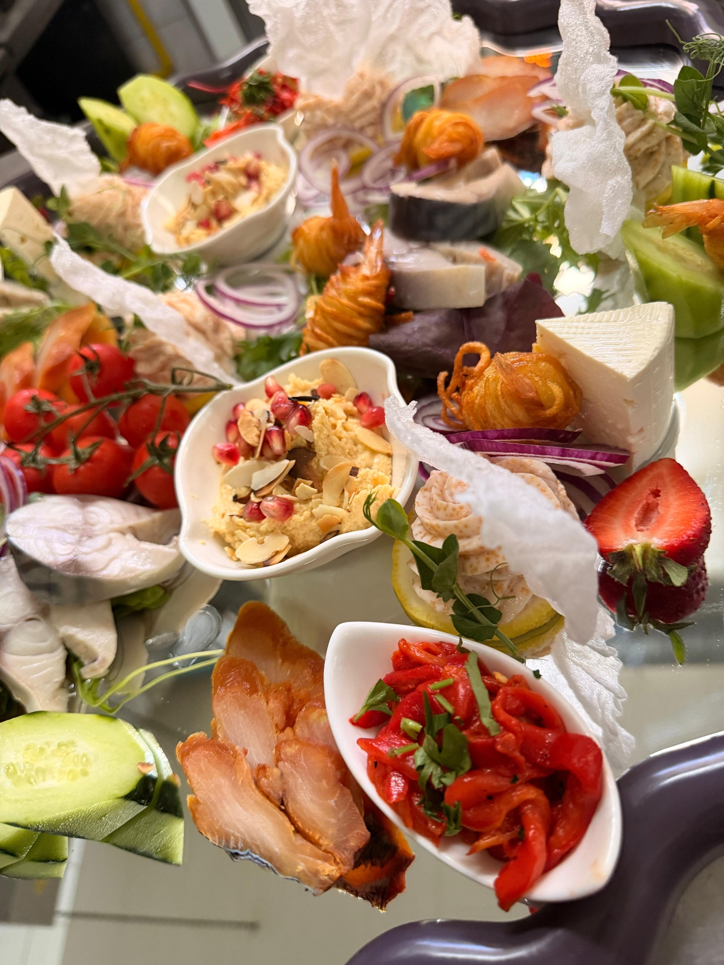 Platou mezze cu hummus, pește afumat, brânză și legume proaspete
