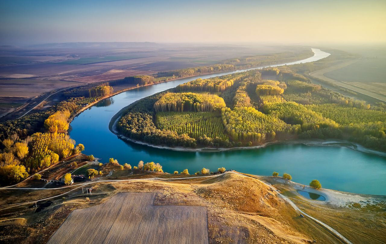 Vedere aeriană a Dunării la apus, cu meandrul fluviului